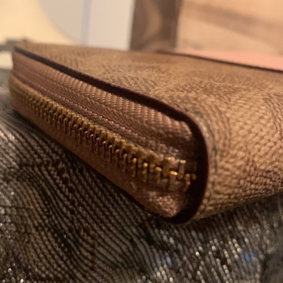 Coach Slim Accordion Zip Wallet In Colorblock Signature Canvas. Tan and pink - Picture 7 of 10